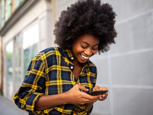 Quickash lady on phone 